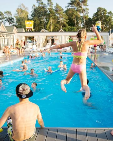 zabawa na basenie w Holiday Park & Resort