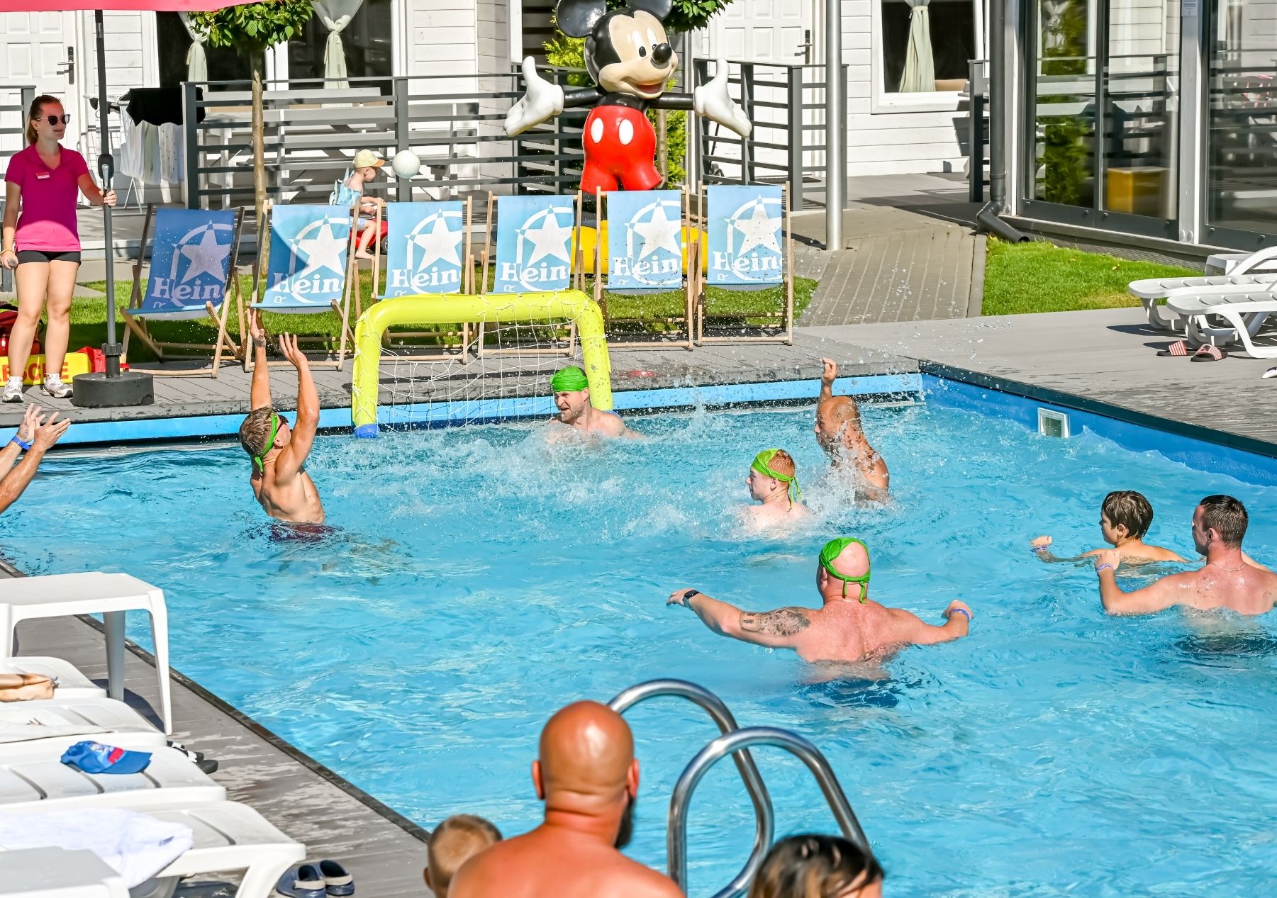 gra w piłkę wodną w basenie