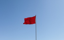 Co oznaczają kolory flag na nadmorskich plażach?